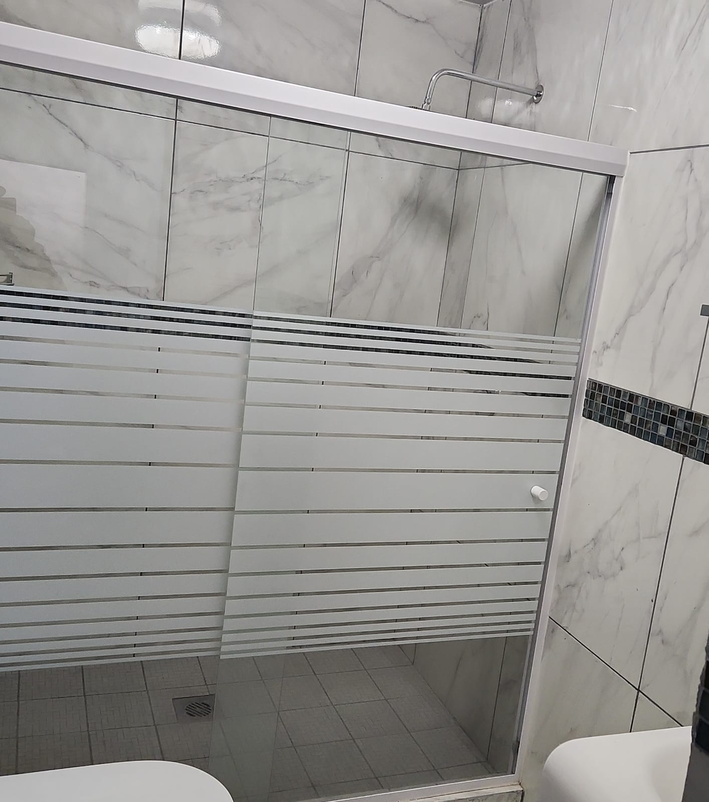 Instalación de canceles de baño y divisiones de vidrio